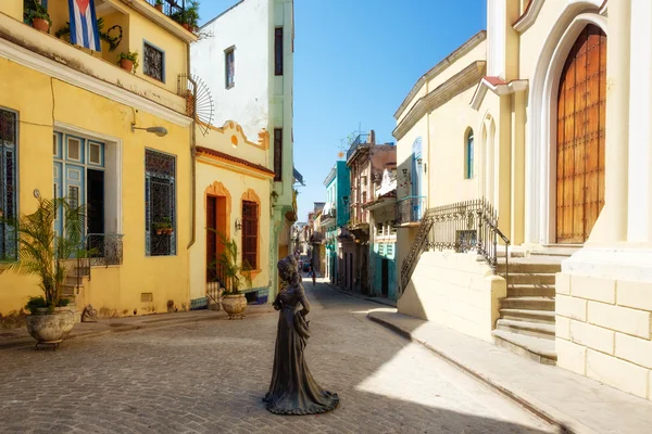 Praça colonial pequena bonita em Havana Velha — Fotografia de Stock