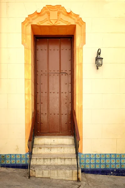 Porte colorée dans une maison coloniale à La Havane — Photo