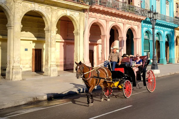 Toeristen rijden een paard en wagen in oud Havana — Stockfoto