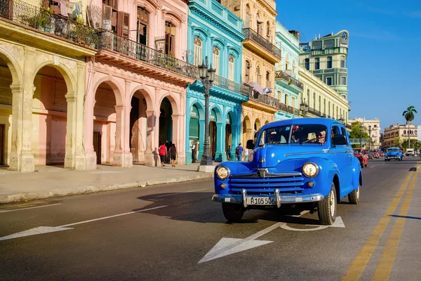 Eski model araba ve Eski Havana'da renkli binalar — Stok fotoğraf