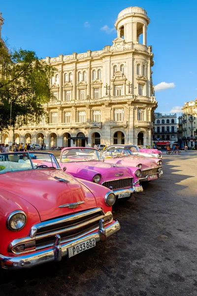 Hermosos coches antiguos aparcados en la Habana Vieja — Foto de Stock