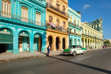 Renkli binalar ve Havana'da eski Amerikan arabası