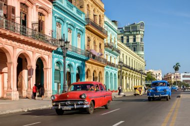 Renkli binalar ve Havana'da eski Amerikan arabası