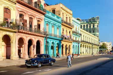 Renkli binalar ve Havana'da eski Amerikan arabası