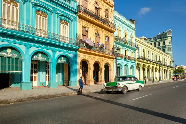 Coloridos edificios y viejo coche americano en La Habana Fotos De Stock Sin Royalties Gratis