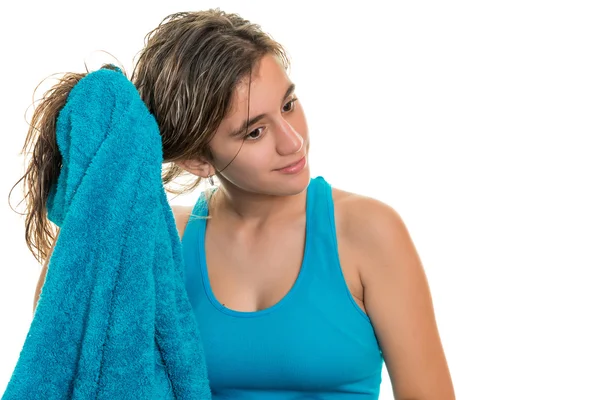 Adolescente menina secando seu cabelo molhado com uma toalha — Fotografia de Stock