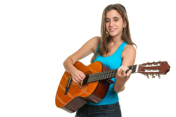 Dospívající dívka hraje na akustickou kytaru — Stock fotografie