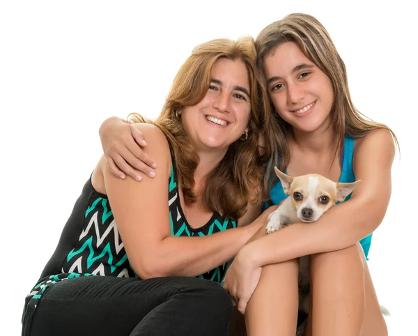 Tienermeisje knuffelen haar moeder en hun hondje — Stockfoto