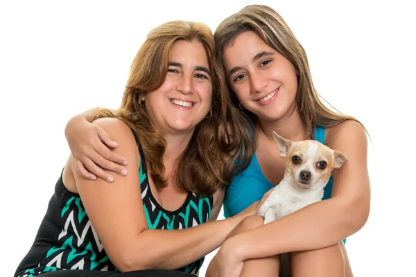 Adolescente menina abraçando sua mãe e seu cachorrinho — Fotografia de Stock