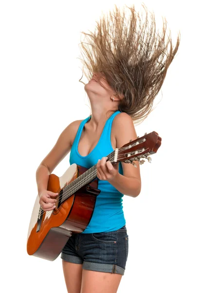 Девочка-подросток играет на акустической гитаре — стоковое фото