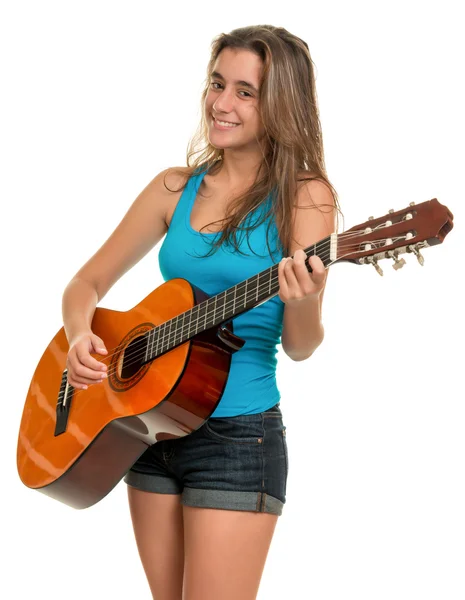 Hispanic tienermeisje afspelen een akoestische gitaar — Stockfoto