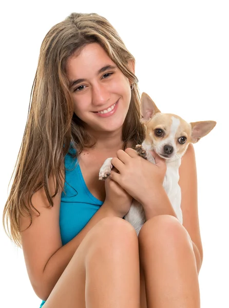 Menina adolescente hispânica feliz com seu pequeno cão — Fotografia de Stock