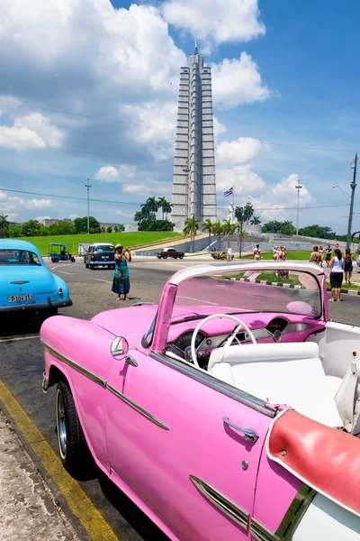 Belos carros antigos na Praça da Revolução em Havana — Fotografia de Stock