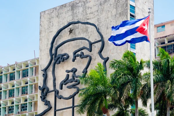 Overheidsgebouw in Havana met een beroemde foto van Che Guevara — Stockfoto