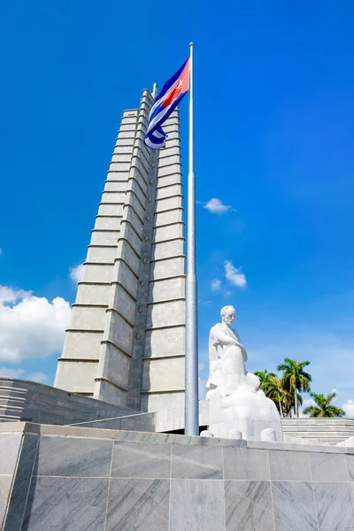 Monumento e bandeira cubana na Praça da Revolução em Havana — Fotografia de Stock