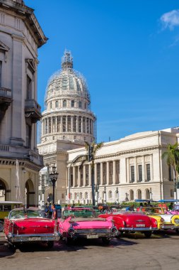 Eski Havana'da Capitol yakınındaki eski klasik arabalar