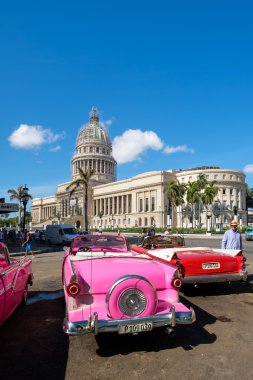 Eski Havana'da Capitol yakınındaki eski klasik arabalar