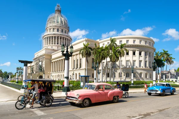 Viejos coches clásicos junto al Capitolio en el centro de La Habana —  Fotos de Stock