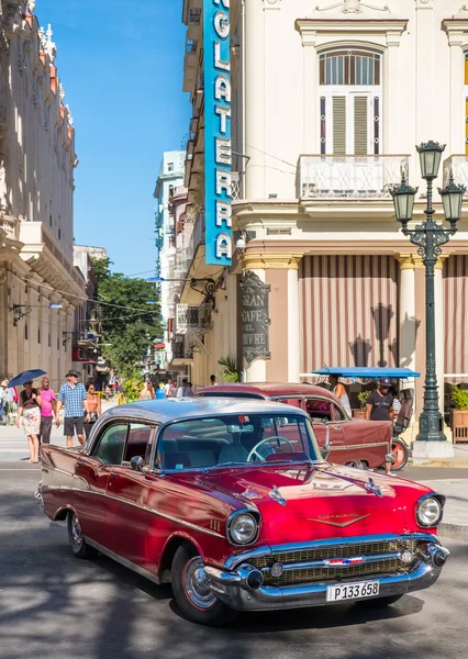 Klasický červený chevrolet v centru Havany — Stock fotografie