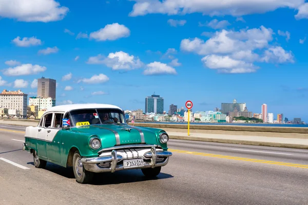 Klasické auto na malecon avenue v Havaně — Stock fotografie