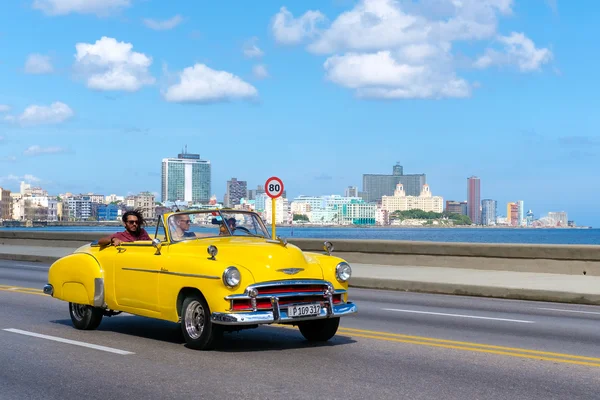 Klassiska cabriolet bil på malecon avenyn i Havanna — Stockfoto