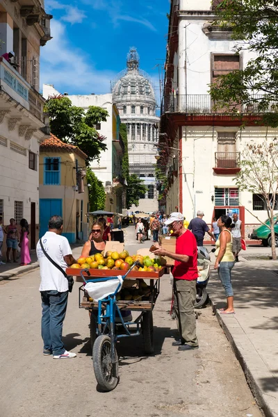 旧 H で国会議事堂の近くで果物を販売男と街の風景 — ストック写真