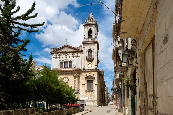 古老的教堂和风化的建筑物在哈瓦那老城 — 图库照片