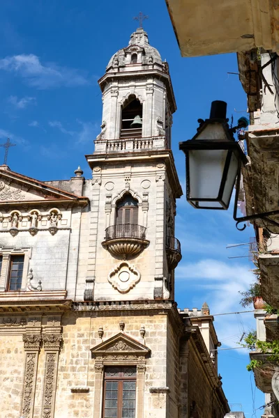 Oude kerk en verweerde gebouwen in oud Havana — Stockfoto