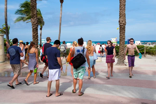 Молодые люди на набережной рядом с Саут Бич в Майами — стоковое фото