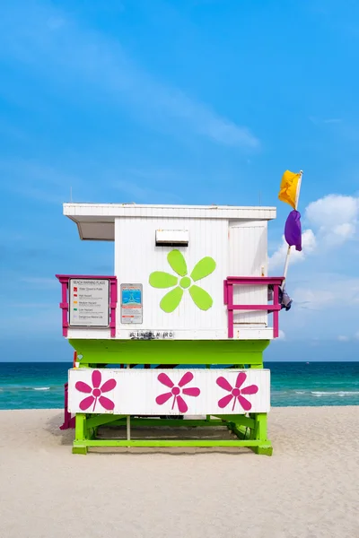 Colorful lifeguard tower on South Beach in Miami — Stock Photo, Image