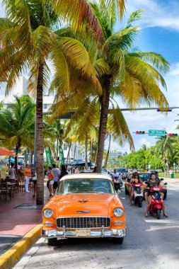 Eski model araba ve Ocean Drive, popüler bir hedef insanlara