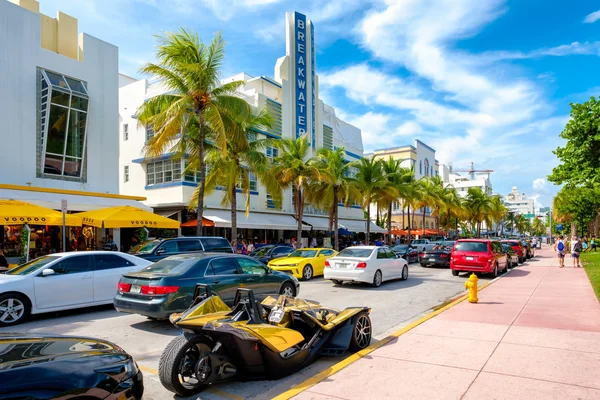 Туристы и роскошные автомобили на Ocean Drive в Майами-Бич — стоковое фото
