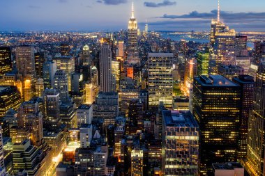 Gün batımında New York şehrinin panoramik havadan görünümü