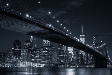 Şehir merkezindeki Manhattan siluetinin ve gece Brooklyn Köprüsü
