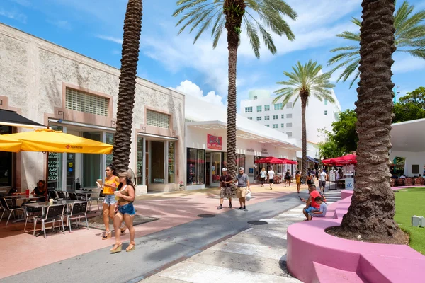 Lincoln Road, a famous tourist destination and shopping mall in — Stock Photo, Image