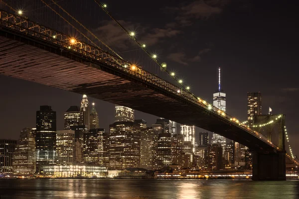 The downtown Manhattan skyline and the Brooklyn Bridge at night — Stock Photo, Image