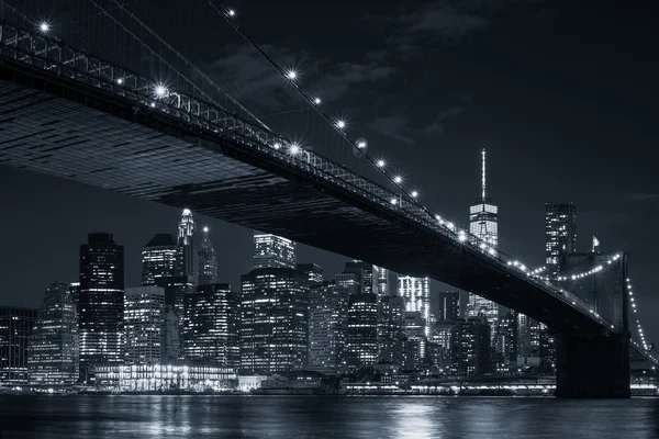 A belvárosi Manhattan látképének és a Brooklyn-híd, az éjszakai — Stock Fotó