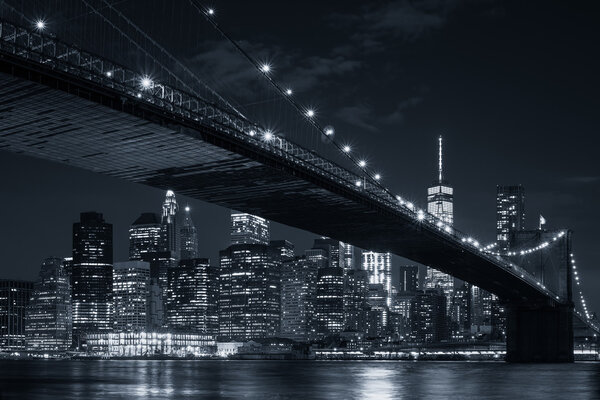 The skyline of downtown Manhattan and the Brooklyn Bridge illuminated at night
