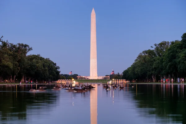 The Washington Monument illuminated at sunset — Stock Photo, Image