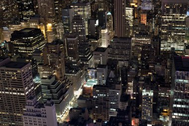 New York şehir binaları geceleri ışıklı