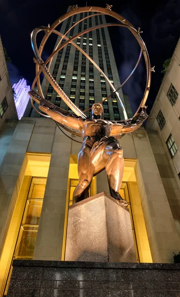A Estátua do Atlas no Rockefeller Center, em Nova York, no nig — Fotografia de Stock