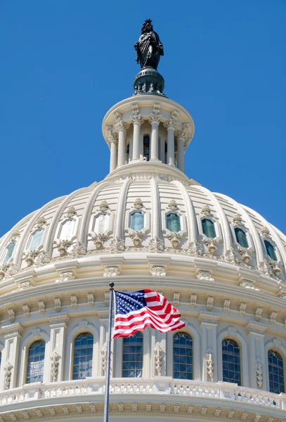 La bandera americana ondea en el edificio del Capitolio en Washi — Foto de Stock