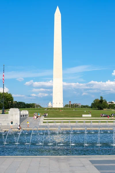 Les touristes et les habitants visitent les monuments commémoratifs au National Mall à — Photo