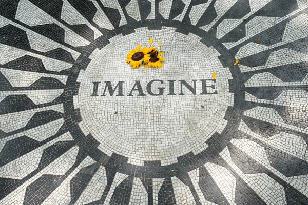 The Imagine mosaic at Strawberry Fields in — Stock Photo, Image