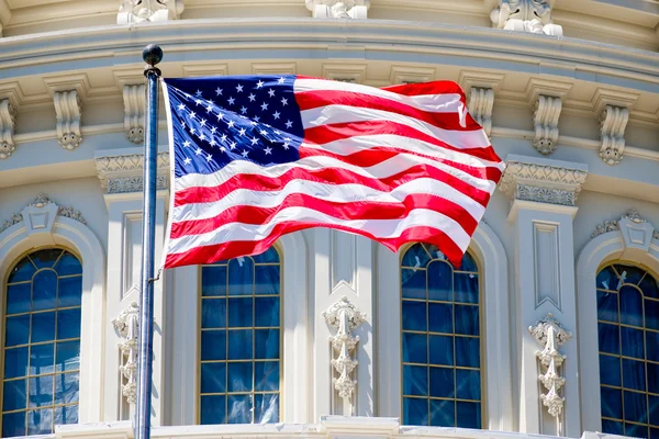 La bandera americana ondea en el edificio del Capitolio en Washi — Foto de Stock
