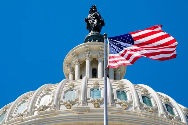 La bandera americana ondeando frente a la cúpula del Capitolio en Washing —  Fotos de Stock