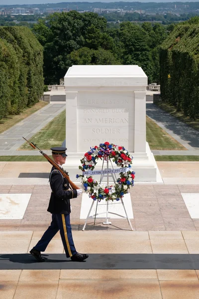 Ceremonial guard at the Tomb of the Unknown  at Arlington Nation — Stock Photo, Image