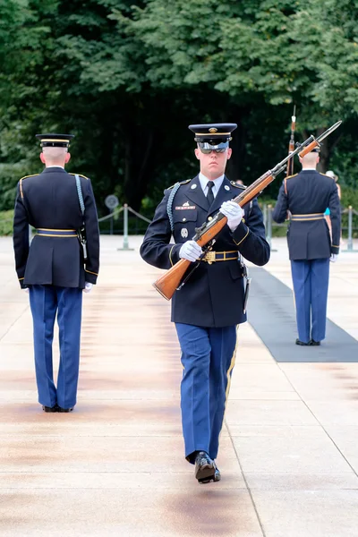 Αλλαγή φρουράς στο μνημείο του άγνωστου στο Arlington Na — Φωτογραφία Αρχείου