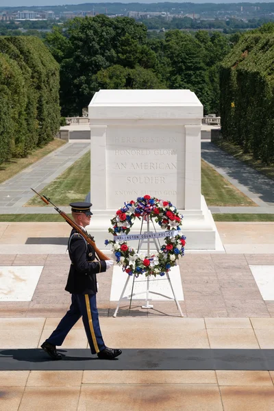 Ceremoniella vakt vid graven av okänt på Arlington Nation — Stockfoto