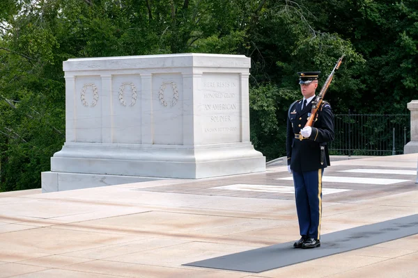 Ceremoniella vakt vid graven av okänt på Arlington Nation — Stockfoto
